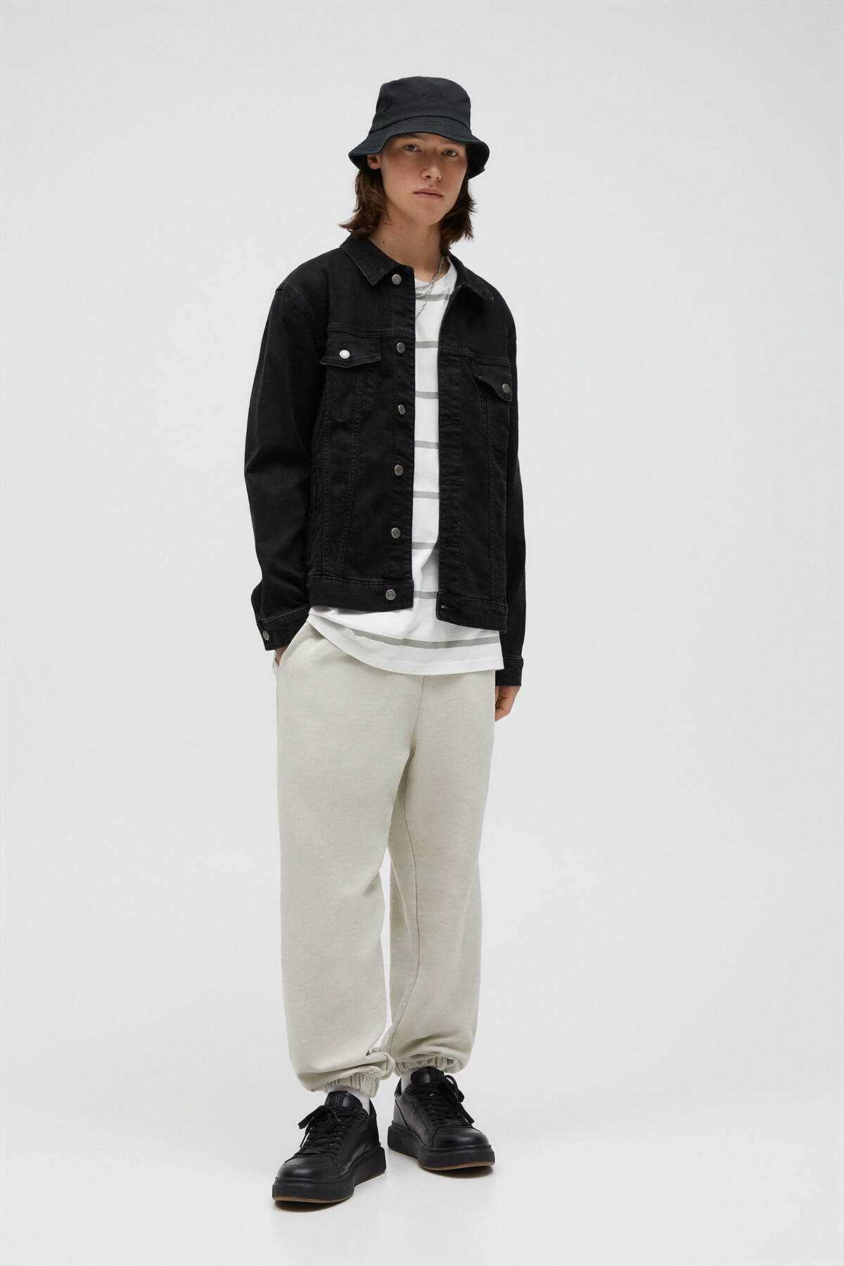 فروش اینترنتی ژاکت جین مردانه با قیمت برند Pull & Bear رنگ مشکی کد ty92377013