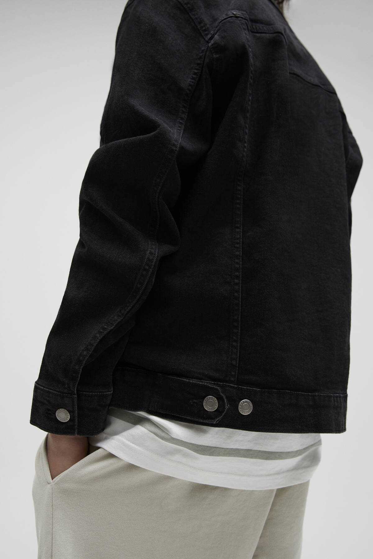 فروش اینترنتی ژاکت جین مردانه با قیمت برند Pull & Bear رنگ مشکی کد ty92377013